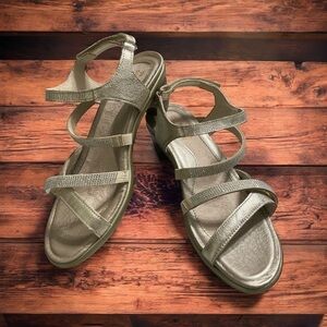 Noat Women's
Innovate Sandals Size EU 36/ US 5.5-6 Radiant Gold Leather